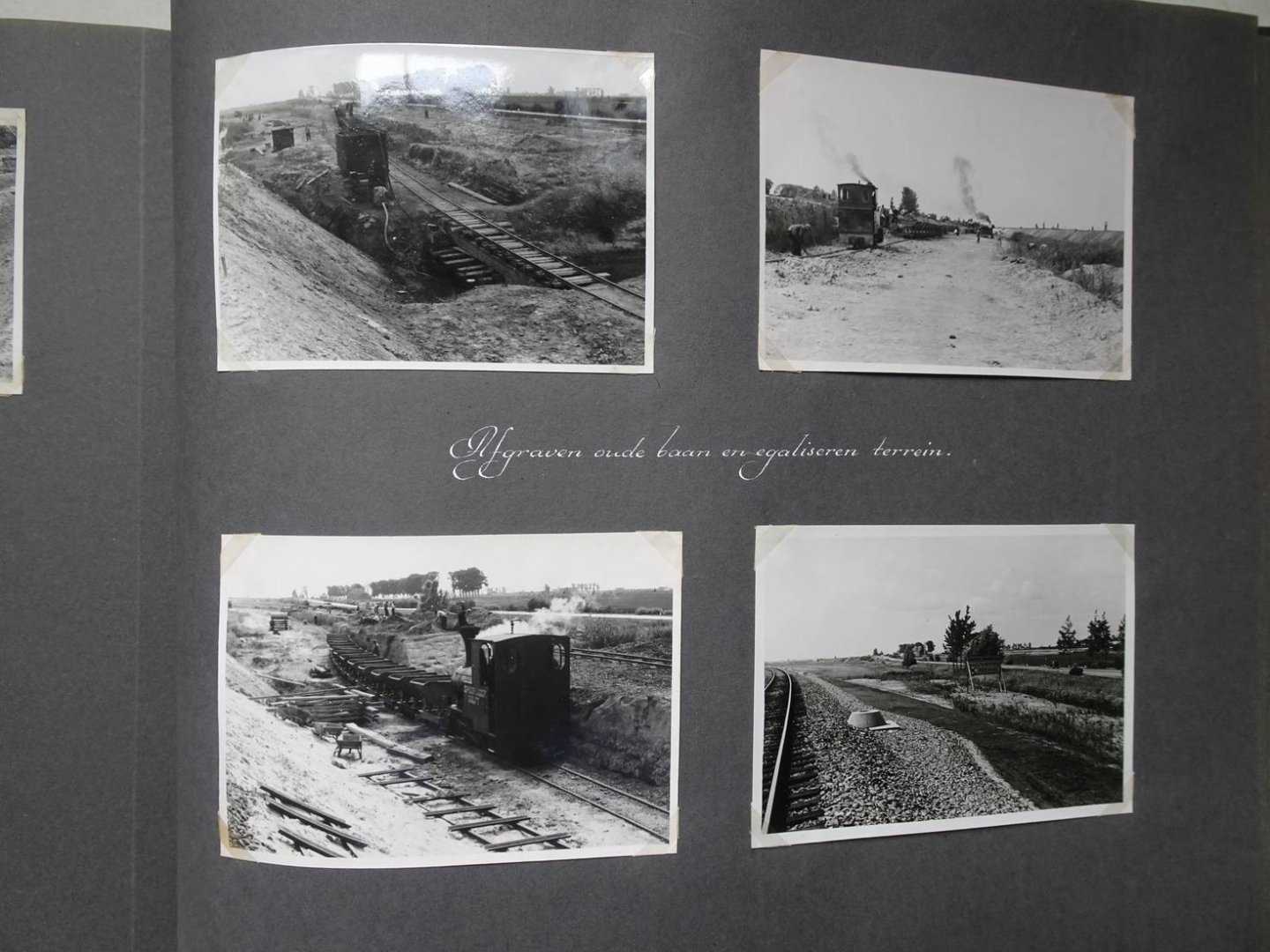 Bruijn, Ab de (fotografie). - Fotoalbum. "Ter herinnering aan de uitgevoerde herstel- en Baanverzwaringswerken van de spoorlijn Dordrecht-Willemsdorp 1945-1946".