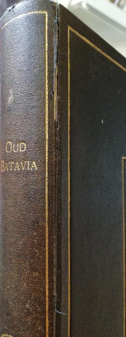 Diverse auteurs . [   ] 2718 - Oud Batavia. ( Platenalbum  Platen Album . )  Boek in zwart linnen band met goudopdruk in zeer goede staat. In 1919 uitgegeven ter gelegenheid van het driehonderdjarig bestaan in 1919.