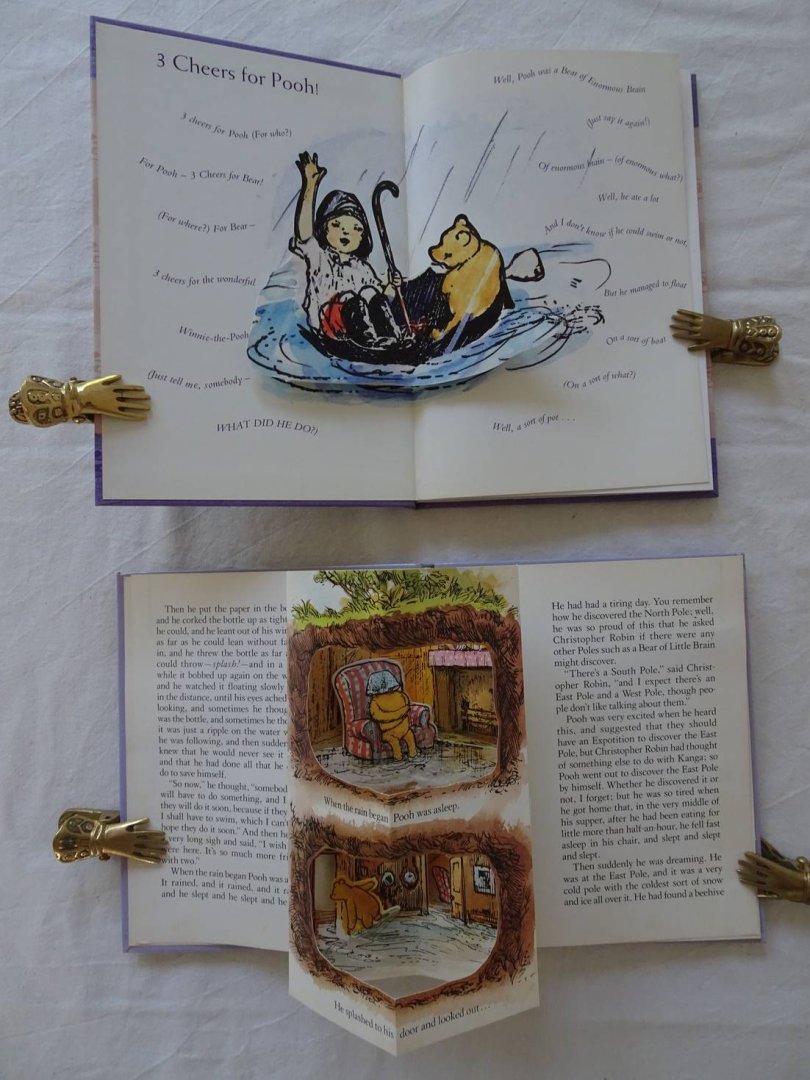 Milne, A.A. & Ernest Shepard. - Piglet is entirely surrounded by water. A Winnie-the-Pooh pop-up Storybook/ Winnie-the-Pooh's hums. Diary 1999, with pop-up. 2 titles.