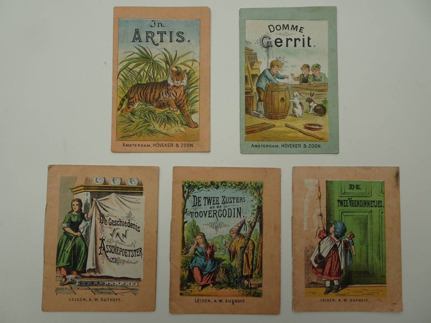 N.n.. - De twee vriendinnetjes/ De twee zusters en de toovergodin/ De geschiedenis van Asschepoetster/ Domme Gerrit/ In Artis. 5 delen.