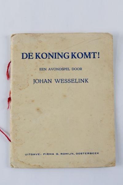 Wesselink, J. - Zeldzaam - De Koning komt. Een avondspel door Johan Wesselink (3 foto's)