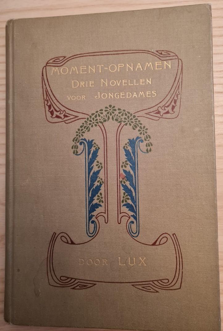 LUX (Pseudoniem van Mevr A. Bastert-van Coeverden - MOMENT-OPNAMEN. Drie Novellen voor Jonge Dames