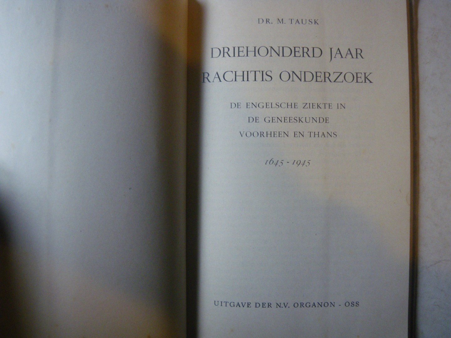 TAUSK, M. - Driehonderd jaar Rachitis onderzoek. De Engelsche ziekte in de geneeskunde voorheen en thans. 1645-1945