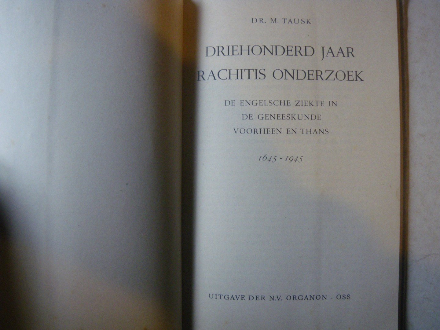 TAUSK, M. - Driehonderd jaar Rachitis onderzoek. De Engelsche ziekte in de geneeskunde voorheen en thans. 1645-1945