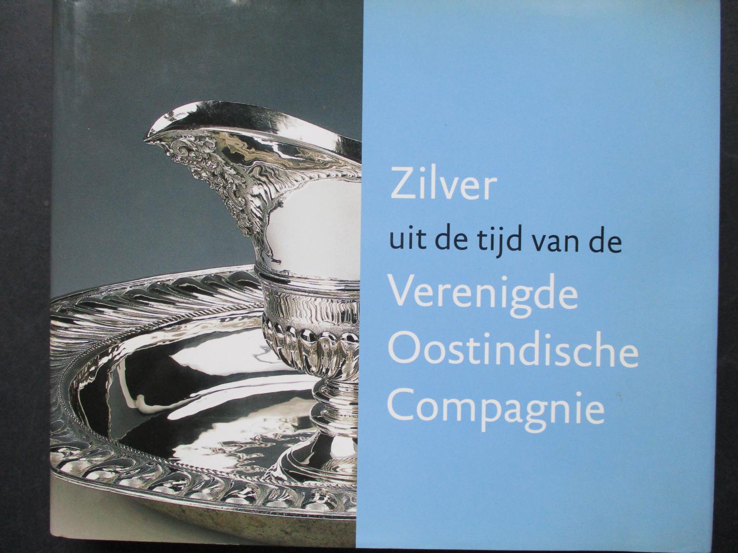 VOSKUIL-GROENEWEGEN, S.M - Zilver uit de tijd van de Verenigde Oostindische Compagnie. M.m.v. J.H.J.Leeuwrik en Titus M.Eliëns. Uitgave van Haags Gemeente-museum.