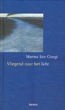 Giorgi , Marina San . [ isbn 9789020937626 ] 0316 - Gedichten ) Vliegend  naar  het  Licht .( Psychologische gedichten . ) Marina san Giorgi heeft vijf jaar lang gevochten voor het leven en voor een groeiende aanvaarding van de dood. In die periode heeft ze honderden teksten en gedichten geschreven. -