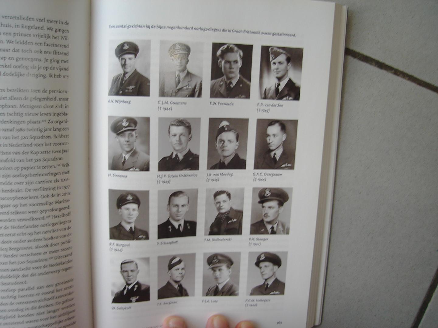 Erwin van Loo - Eenige wakkere jongens.Nederlandse oologsvliegers in de Britse luchtstrijdkrachten 1940 - 1945.