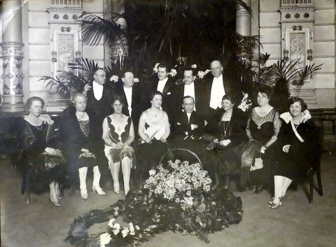 Schmuller, Alexander: - Gruppenbild mit u.a. Alexander Schmuller (mitte) und Willem und Rudi Mengelberg (oben links), montiert auf Karton