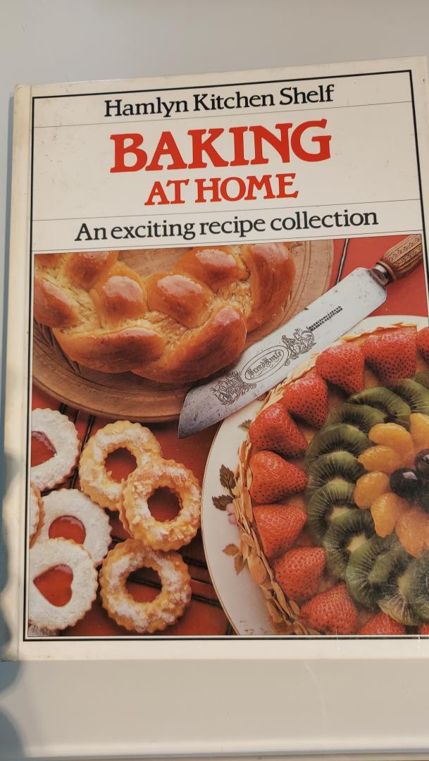Teubner, Christian - Baking at home. An exciting recipe collection