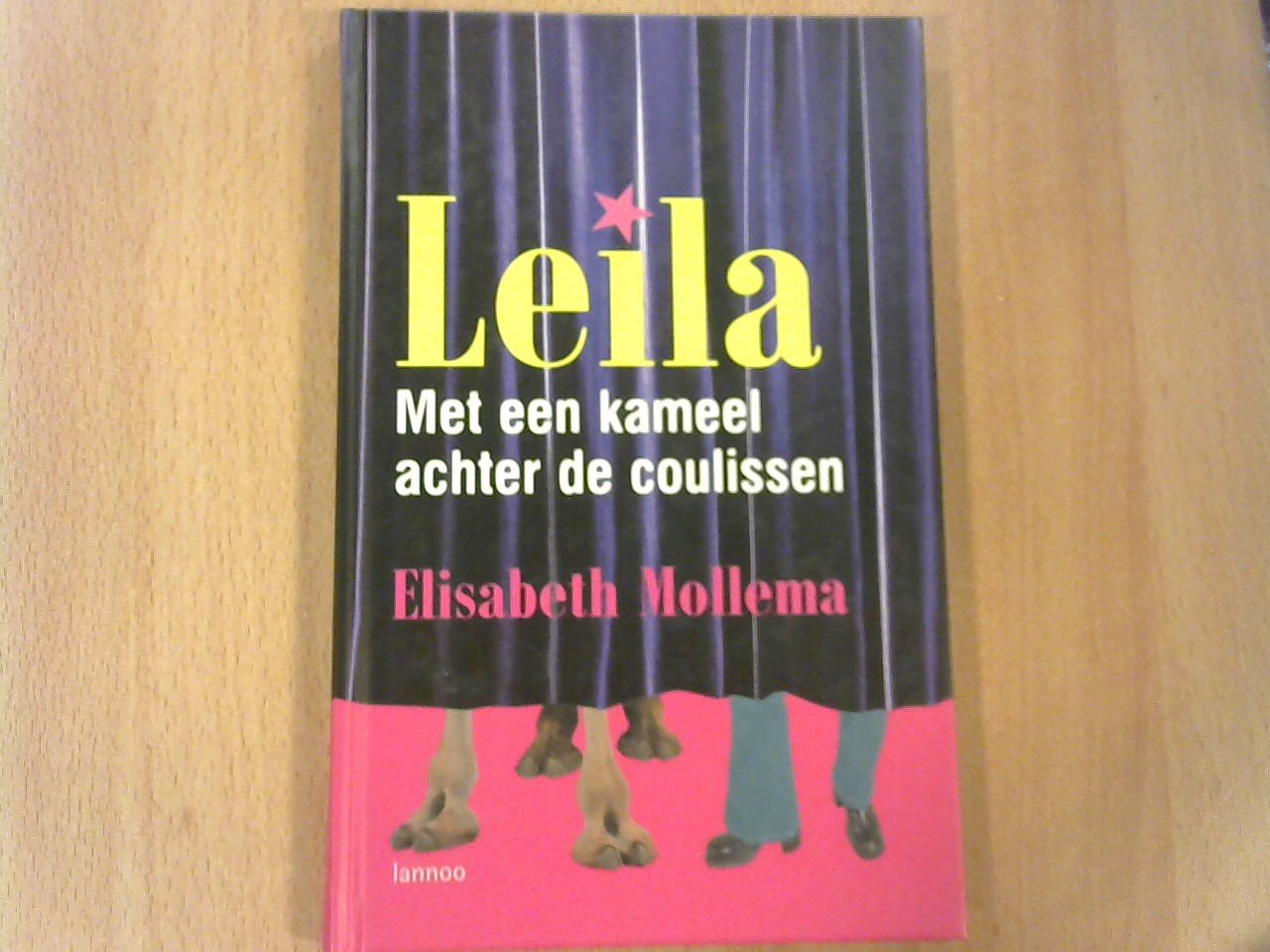 Mollema Elisabeth - Leila, met een kameel achter de coulissen