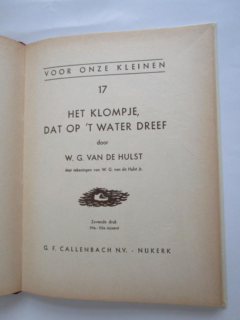 Hulst, W.G. van de (auteur)  Hulst, W.G. van de, jr (tekeningen van) - 17 VOOR ONZE KLEINEN;  Het klompje dat op 't water dreef