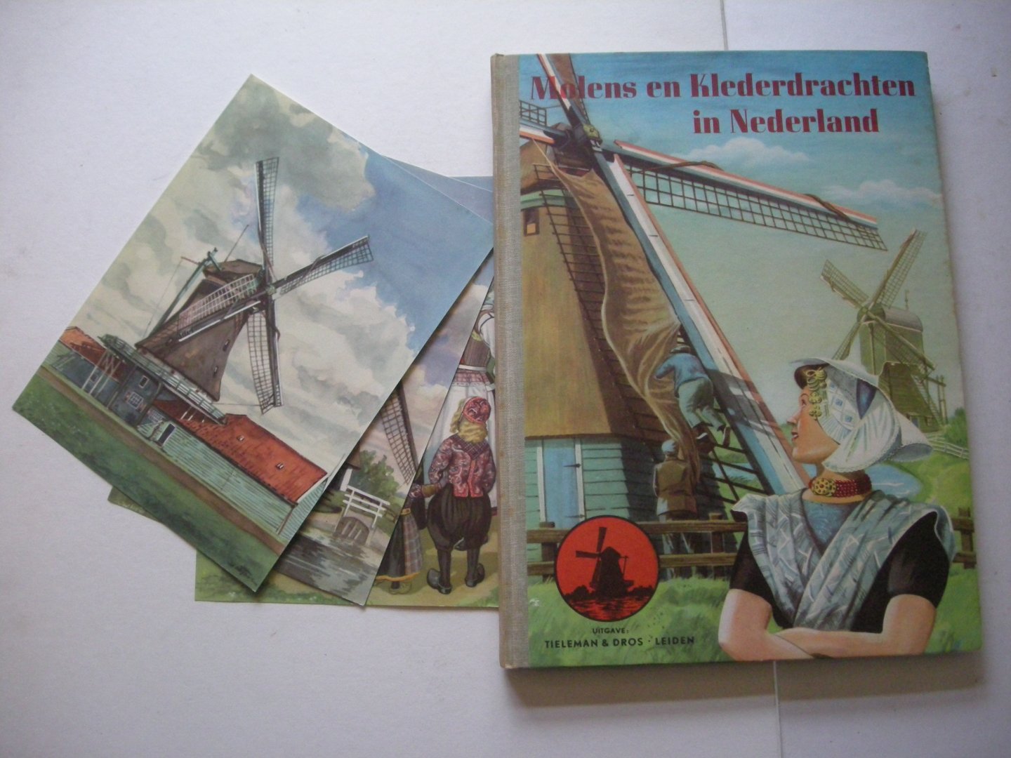 Warnaars, H.B.E./ Heytink,J.W.,illustr. (Molens) en Hijlkema M.A., Duyvetter,J. illustr.(Klederdrachten) - Molens en Klederdrachten in Nederland