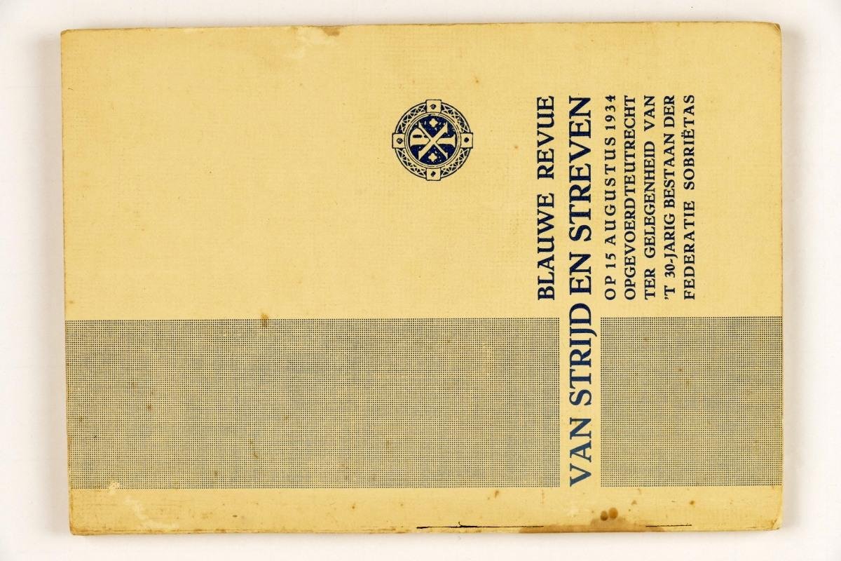 Diversen - Blauwe Revue van strijd en streven op 15 augustus 1934 opgevoerd te Utrecht ter gelegenheid van 't 30-jarig bestaan der federatie Sobriëtas (2 foto's)