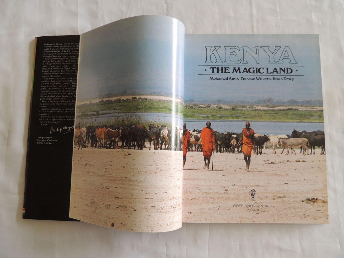 Mohamed Amin; Brian Tetley; Duncan Willetts - foreword Arap Moi - Kenya - the magic land