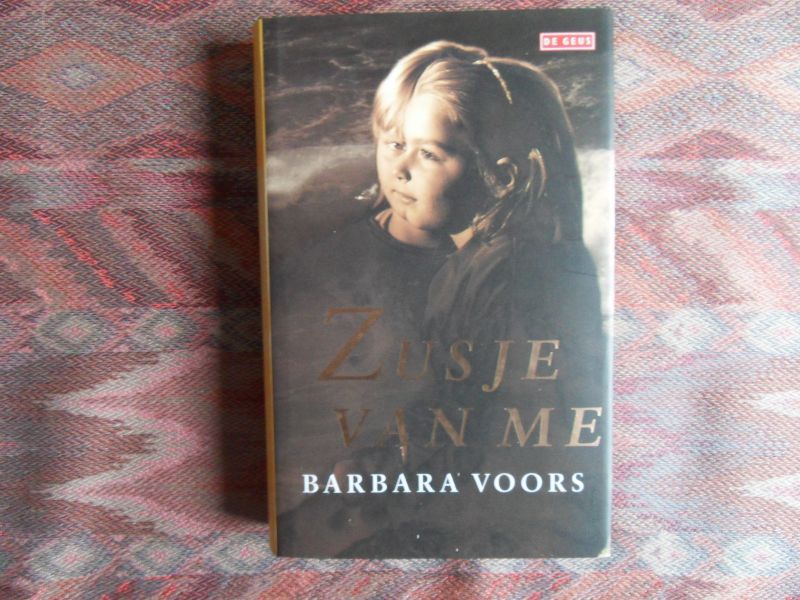 Voors, Barbara [ ! GESIGNEERD ]. - 7e druk, 1999. ZUSJE VAN ME. --- Geb. en met fraai stofomslag. Geheel in nieuwst. Op het schutblad met de datum 27-11-1999 staat een opdracht van de schrijfster met haar handtekening Voor Elsbeth with kind regards, Barbara Voors. 317 pp.