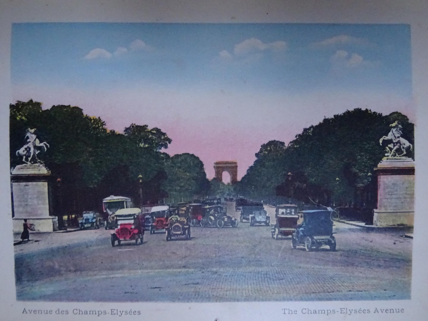  - Souvenir de Paris. Photographies en couleurs. Notice in English and French.