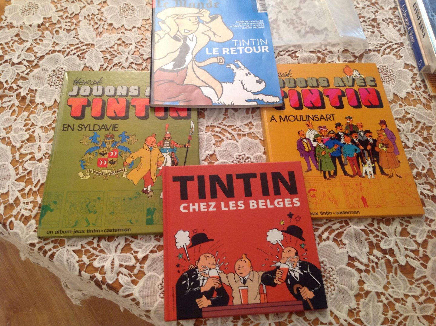 Hergé - Tintin Chez Les Belges    met drie gerelateerde Kuifje items.
