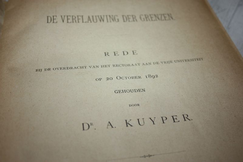 Kuyper, Dr. A. - DE VERFLAUWING DER GRENZEN rede bij de overdracht van het rectoraat aan de Vrije Universiteit  op october 1892