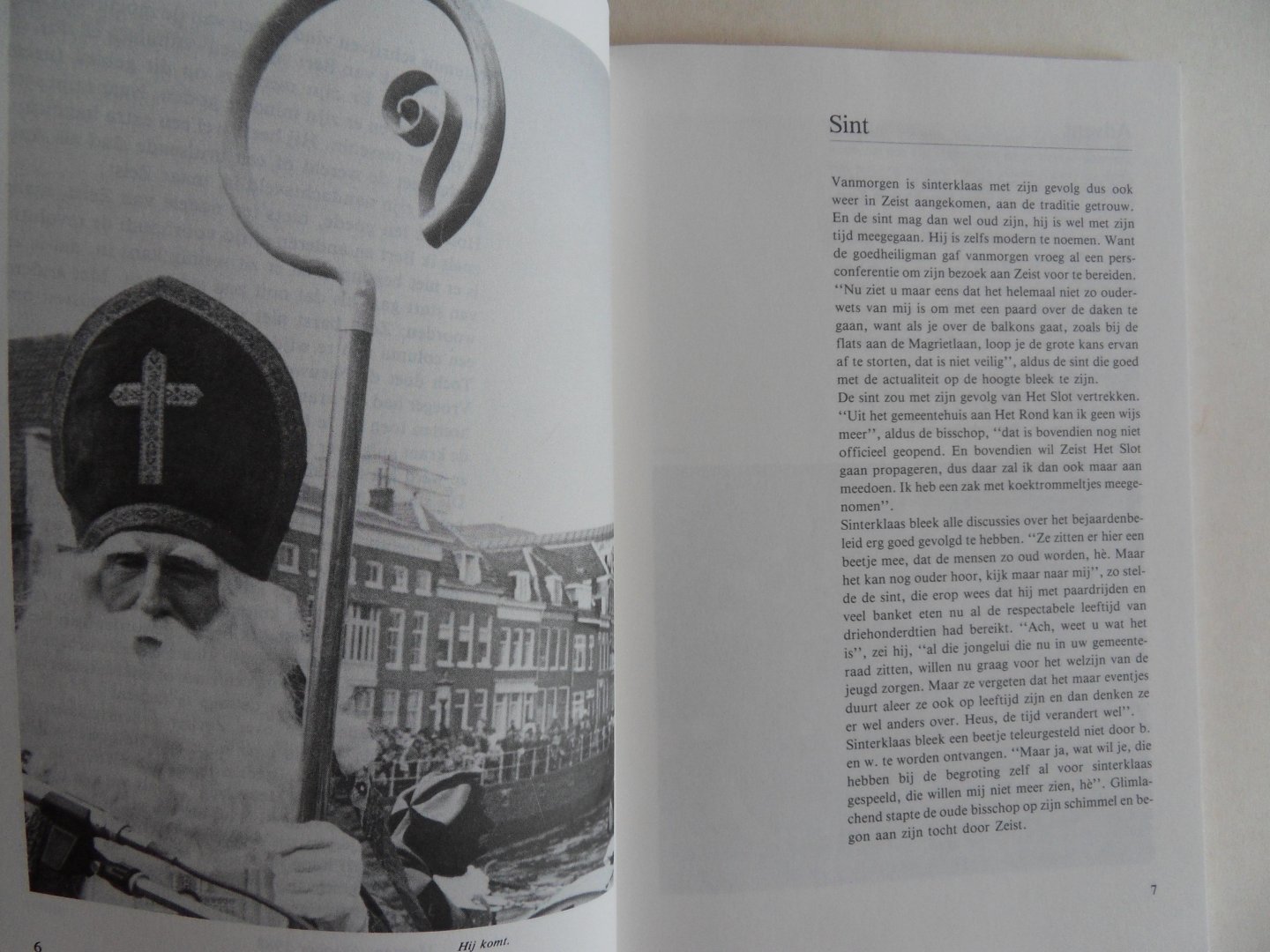 Nieuwenhuizen, Bert van. [ ! GESIGNEERD ]. - De Achtste Kolom. - Zesenvijftig impressies uit het Zeister leven.