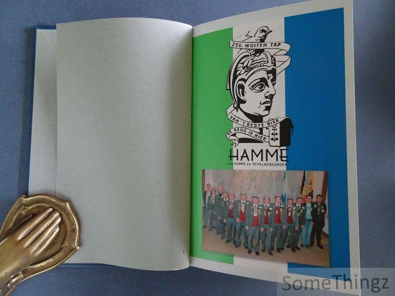 Saeys, M. en van Bossche, André. - Carnaval door de eeuwen heen: historiek & carnaval in Hamme. / Die Hamse Wuitens, 1956-2006.