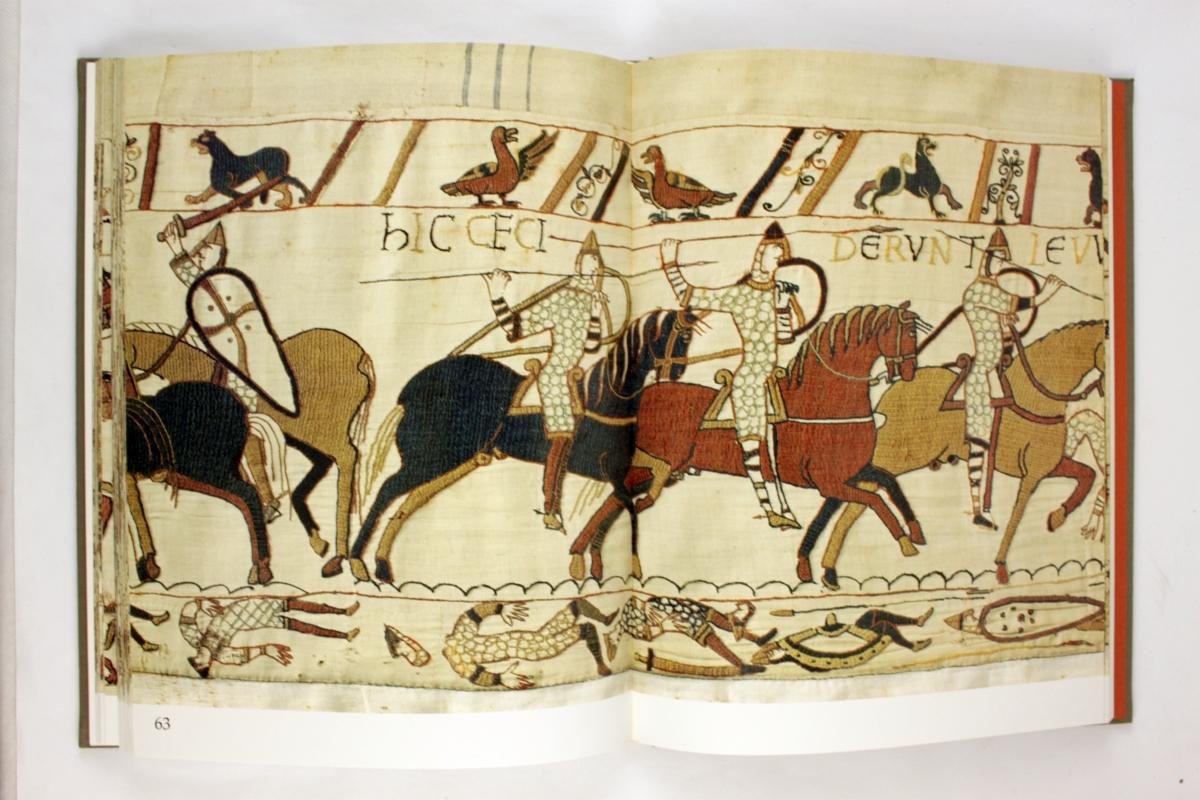 Wilson, Sir David - The bayevx tapestry The complete tapestry in colour with introduction, description and commentary by David M. Wilson + slip case (4 foto's)