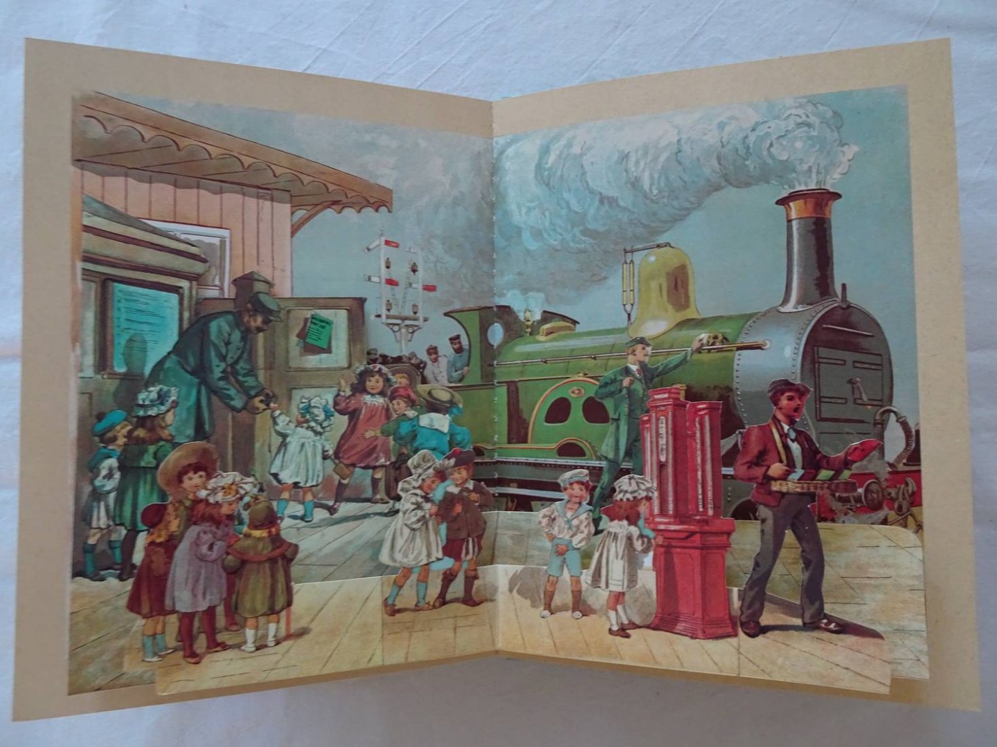 Dorrestijn, Hans, Mies Bouhuys & Lothar Meggendorfer. - Draaien maar. Een boek van vroeger, opnieuw gemaakt met rijmpjes van Hans Dorrestijn/ Kinderkijkboek. Een boek van vroeger opnieuw gemaakt. Met rijmpjes van Mies Bouhuys/ Je weet niet wat je ziet. Met plaatjes die veranderen, gemaakt door Loth...