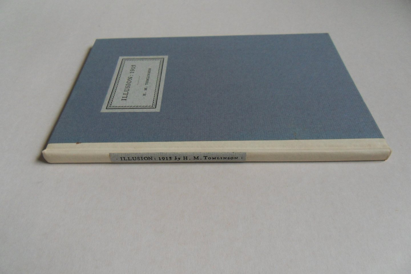 Tomlinson, H.M. [ Met uitgebreide handgeschreven opdracht van de auteur ]. - Illusion: 1915. [ Limited first edition, aantal niet vermeld ].- Reprinted from Harpers Magazine.