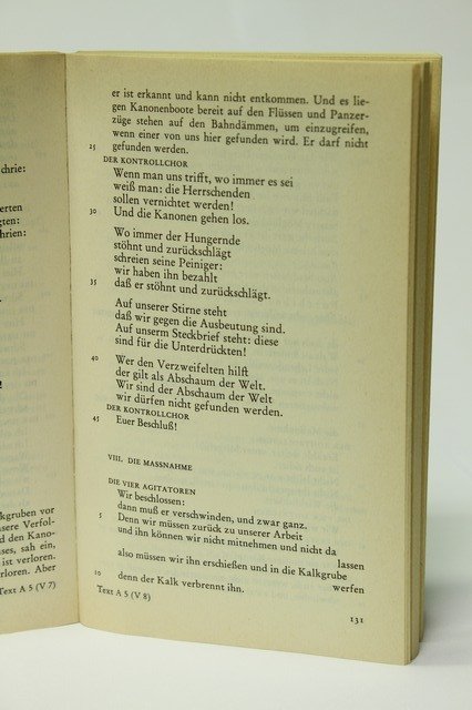 Brecht, Berthold - Die Maßnahme. Kritische Ausgabe mit einer Spielanleitung von Reiner Steinweg (2 foto's)