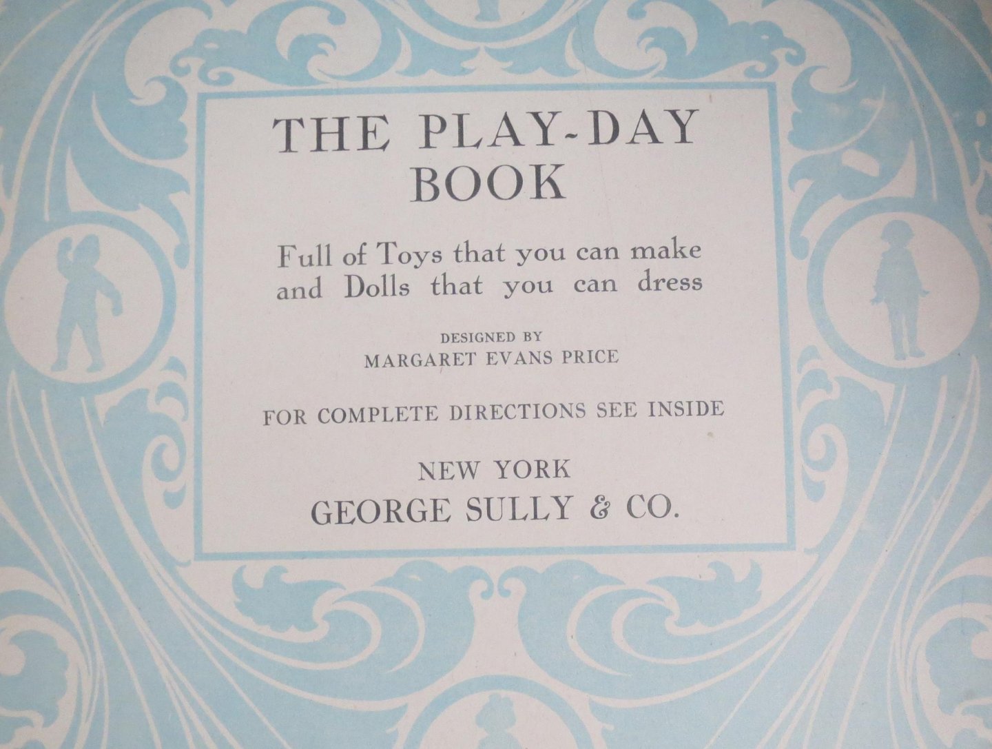 Evans Price, Margaret (designed by) - The Play-Day Book  Joys of Childhood Full of Toys that you can make and Dolls that you can dress