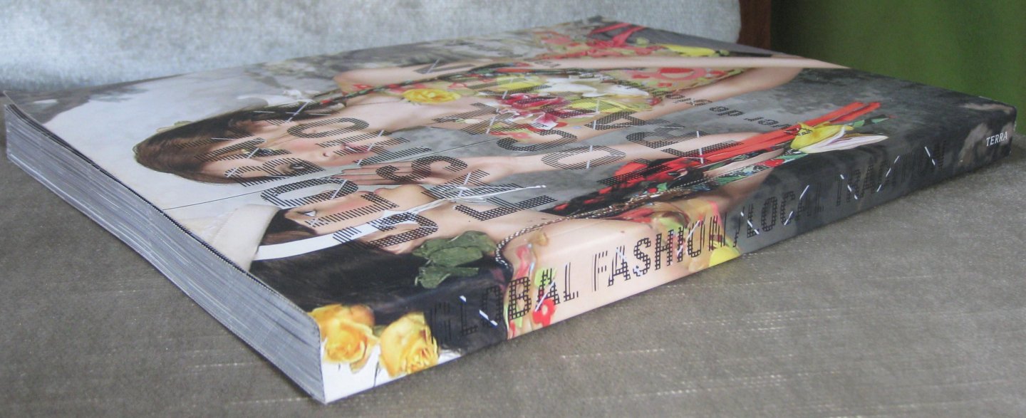 Brand, J.  -  Teunissen, J. - Global Fashion / Local Tradition  -  Over de globalisering van de mode