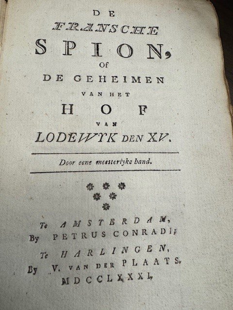 [Mouffle d'Angerville] - De Fransche spion, of De geheimen van het hof van Lodewyk den XV. Door eene meesterlyke hand vertaald uit het Frans. Amsterdam en Harlingen, Petrus Conradi en V. van der Plaats, 1781.