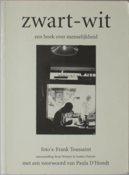 Wouters, Rosa &Anders Pieterse (samenst.) Toussaint, Frank (foto's). - Zwart-wit. Een boek over menselijkheid.