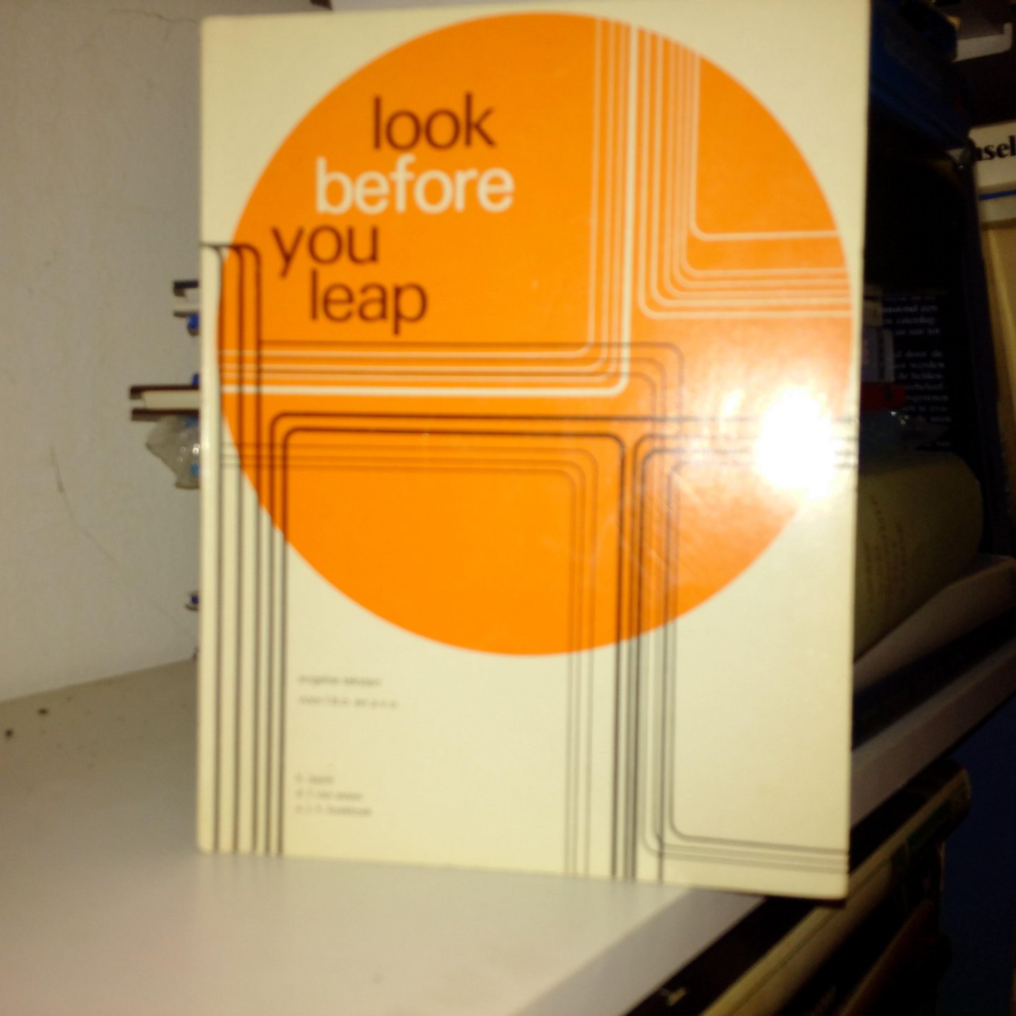 Isarin, H.-Essen, D.L. van en Koekkoek, A.J.H. - Look before you leap. Engelse teksten voor lbo en avo