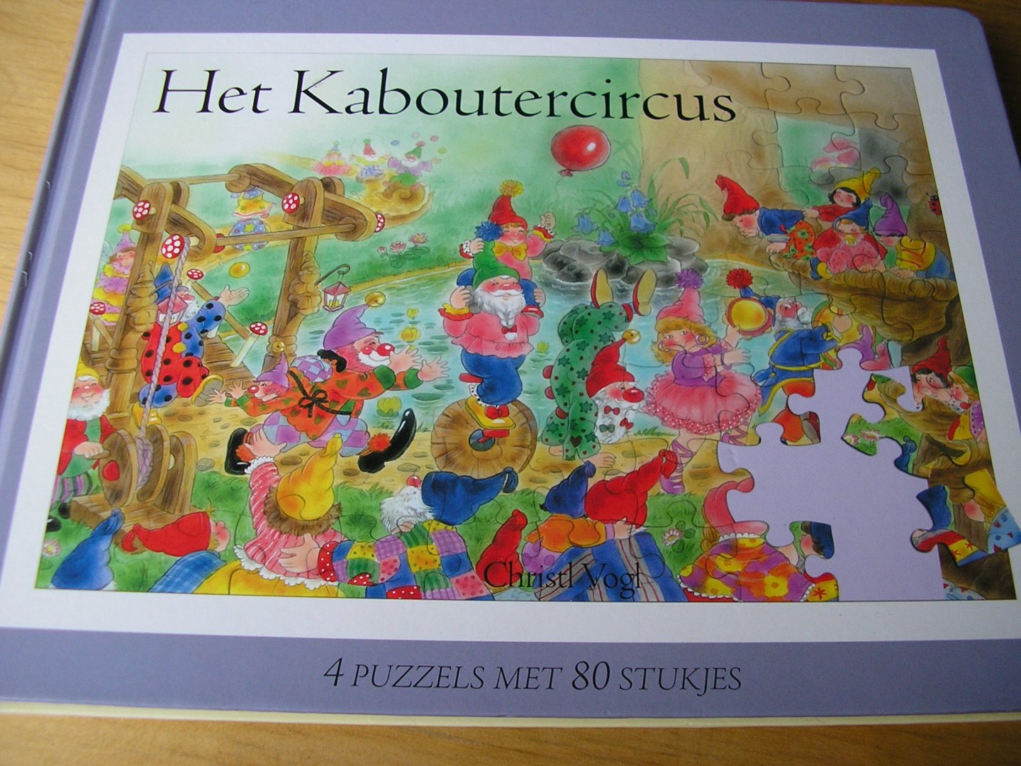 Vogl, Christl - Het Kaboutercircus  (4 grote puzzels (ca 30 x 25 cm= 80 stukjes) met verhalende en toelichtende tekst)