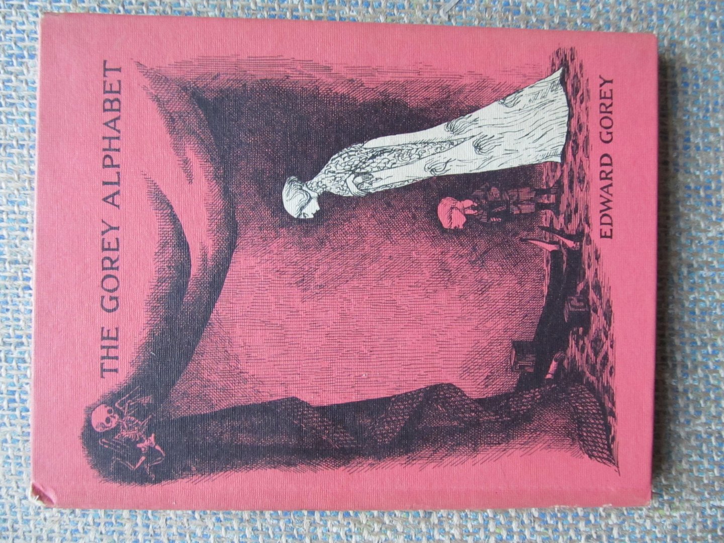 Gorey, Edward - THE GOREY ALPHABET