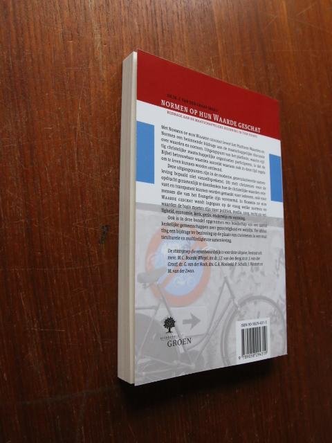 Graaf, Dr. Ir. J. van der (red.) - Normen op hun Waarde geschat (bijdrage aan de maatschappelijke bezinning in tien essays)