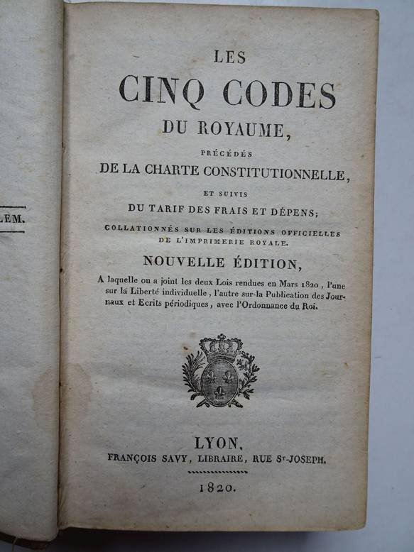 N.n.. - Les cinq codes du Royaume, précédés de la charte constitutionnelle, et suivis du tarif des frais et dépens; collationnés sur les éditions officielles de l'imprimerie royale. Nouvelle édition, a laquelle on a joint les deux Lois rendues en M...
