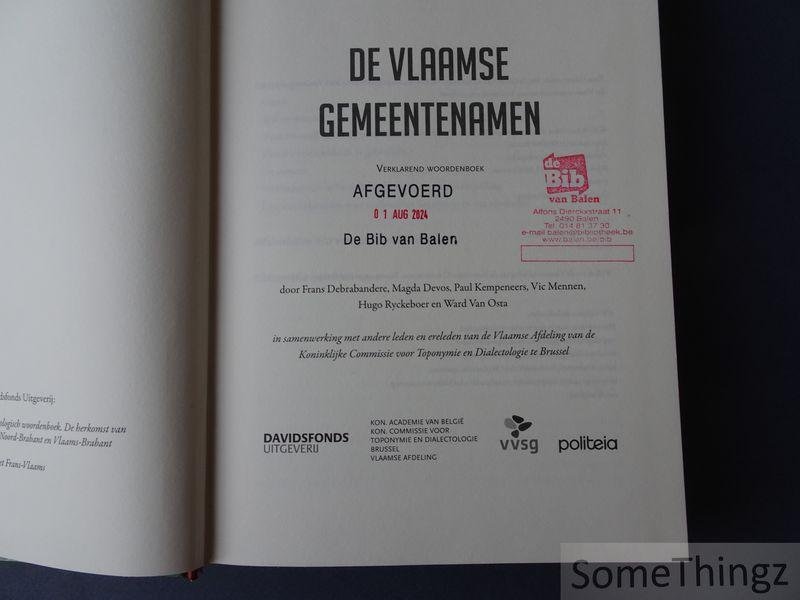 Debrabandere, Frans / Devos, Magda / Kempeneers, Paul / Mennen, Vic / Ryckeboer, Hugo. - De Vlaamse gemeentenamen : verklarend woordenboek.