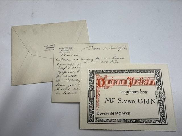 GIJN, S. VAN, - Handwritten note on his official stationary (postpapier) of Mr Simon van Gijn with compliments note for his publication Dordracum Illustratum in original cover.