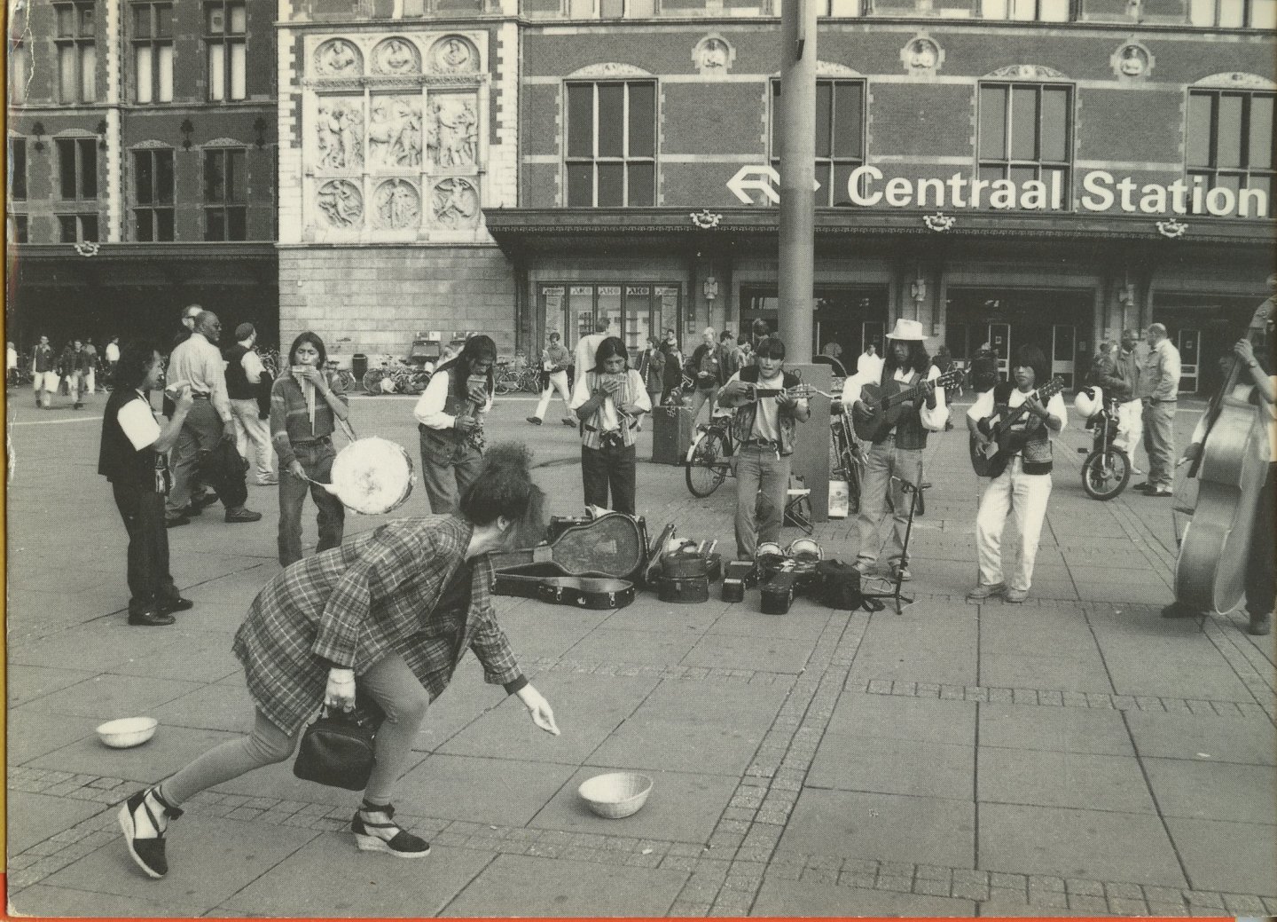 Morriën, Adriaan (tekst)/ Ginjaar, Aloys (foto's) - De poort tot de binnenstad. Veertien foto's van het Amsterdamse Centraal Station van Aloys Ginjaar. Tekst: Adriaan Morriën (Heimwee naar de verte, 13 pag.)