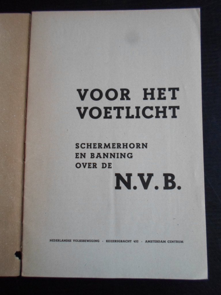  - Voor het voetlicht, Schermerhorn en Banning over de N.V.B