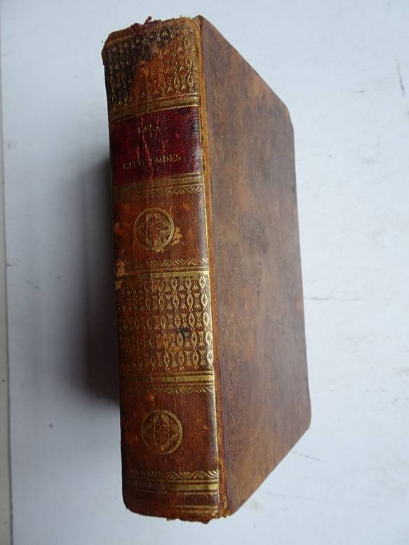 N.n.. - Les cinq codes du Royaume, précédés de la charte constitutionnelle, et suivis du tarif des frais et dépens; collationnés sur les éditions officielles de l'imprimerie royale. Nouvelle édition, a laquelle on a joint les deux Lois rendues en M...