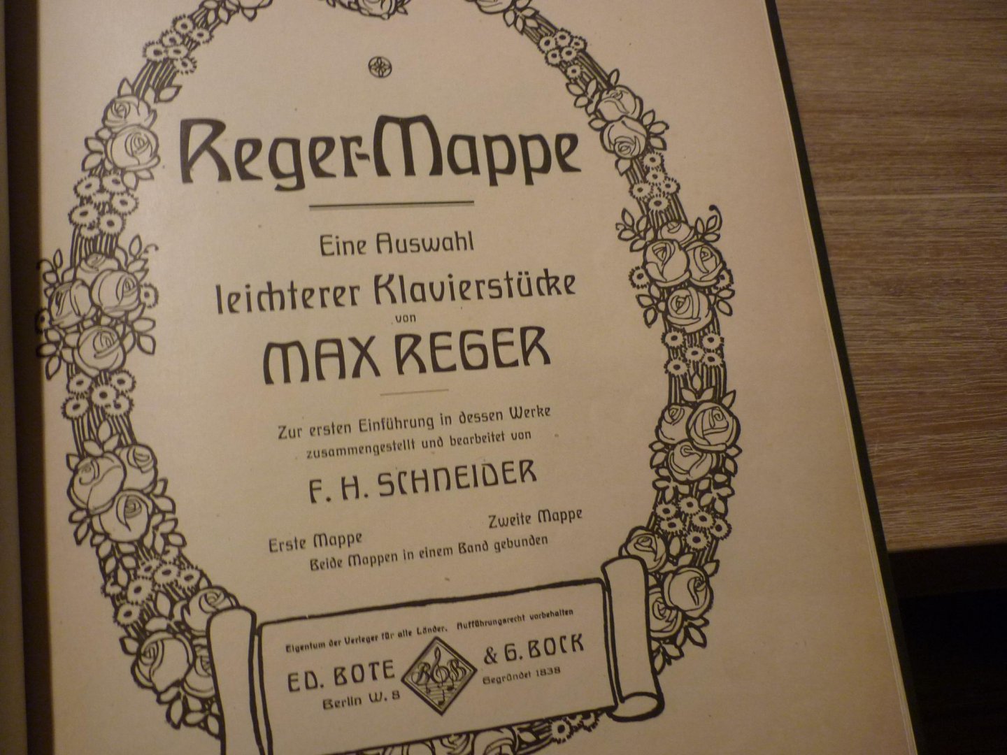 Reger; Max (1873 - 1916)  /  Bewerker: Friedrich Hermann Schneider (1860-1930) - Reger-Mappe - Eine Auswahl leichterer Klavierstücke; Erste Mappe und Zweite Mappe in ein buch