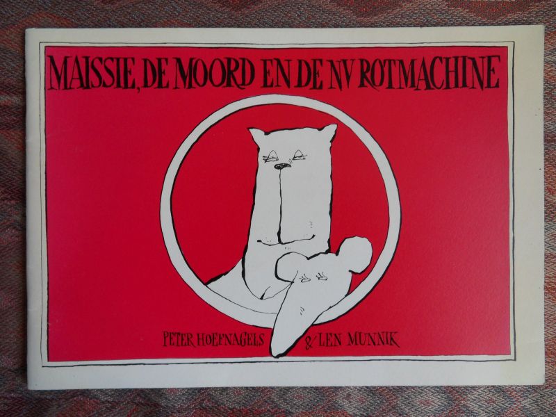 Hoefnagels, Peter (tekst); Len Munnik (tekeningen). [ Peter Hoefnagels 1927 - 2011 ]. - Maissie, De Moord en de NV Rotmachine. --- 1e druk, 1982. Oblong formaat, kartonnen geïllustreerde platten. 40 pp. In praktisch nieuwstaat, geen naam ingeschreven. Strips met onderteksten.