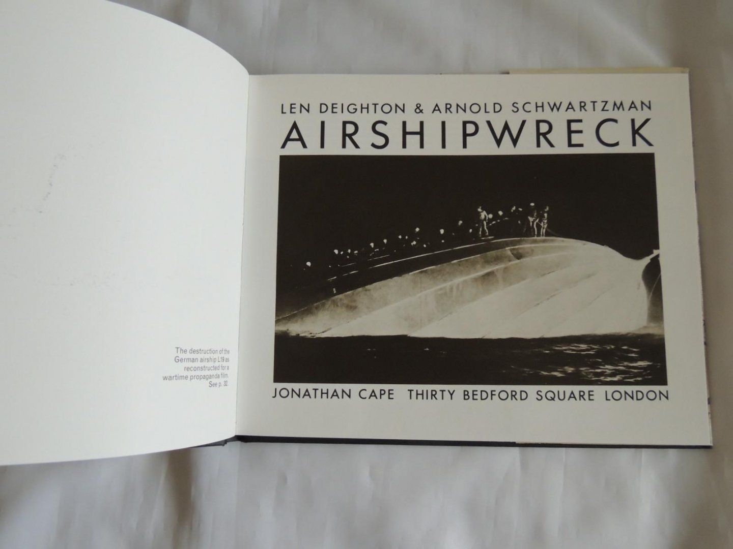 Deighton, Len en Arnold Schwartzman - Airshipwreck