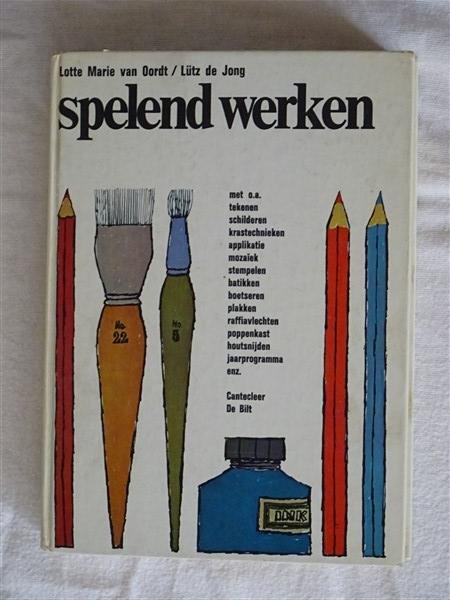 Oordt van, Lotte Marie & Jong de, Lutz - Spelend werken. Met oa tekenen, schilderen, krastechnieken, applikatie, mozaiek, stempelen, batikken, boetseren, plakken, raffiavlechten, poppenkast, houtscnijden, jaarprogramma enz.