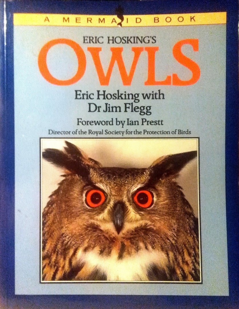 Hoskin , Eric . & Dr. Jim Flegg . & With a Foreword by Ian Prestt . [ isbn 9780720716016 ] - Owls . ( An enthralling survey of the owl world , illustrated by an unrivalled portfolio of outstanding photographs .
