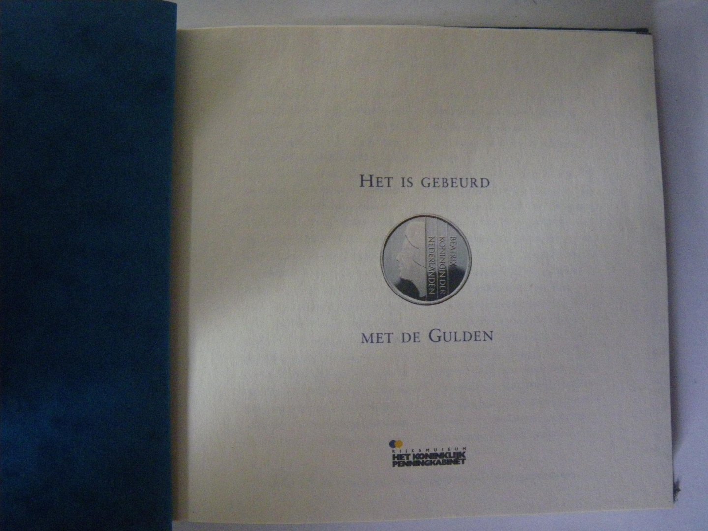 Jacobi, H.W. - Het is gebeurd met de gulden ... oplage 1700 waarvan 1250 genummerde exemplaren. Dit boek heeft nummer 602