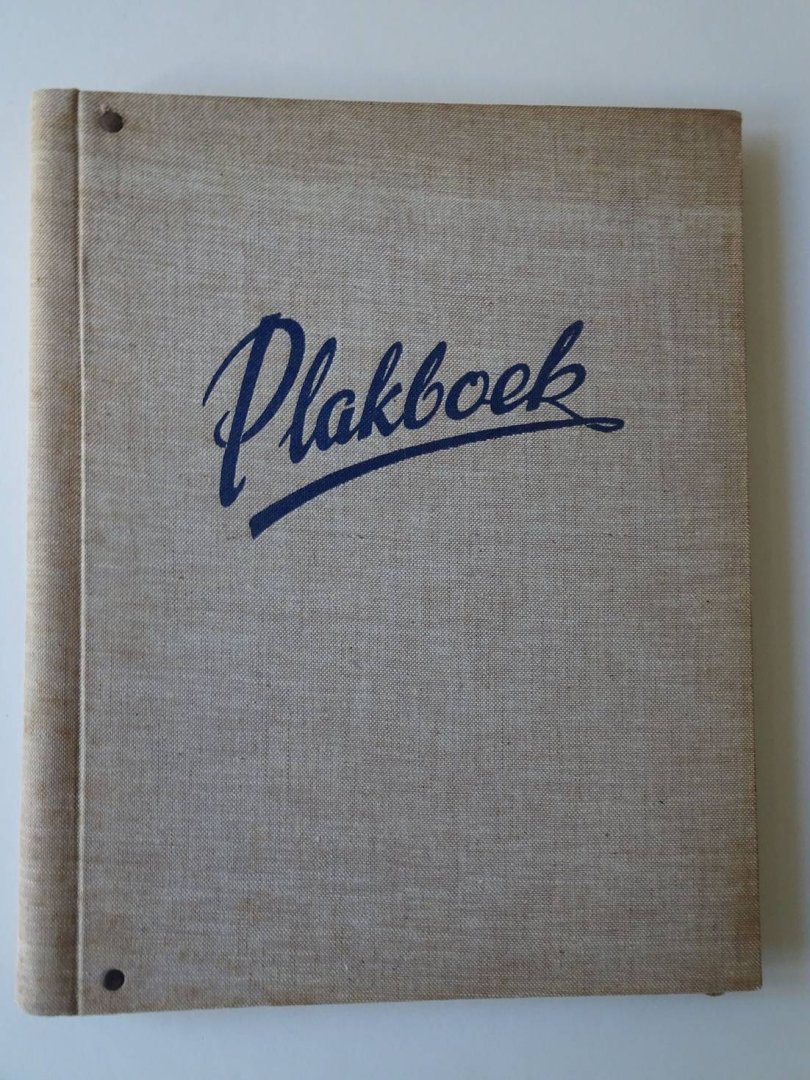 N.n.. - Plakboek met 112 verschillende hotel- en vakantiestickers- labels- en etiketten.