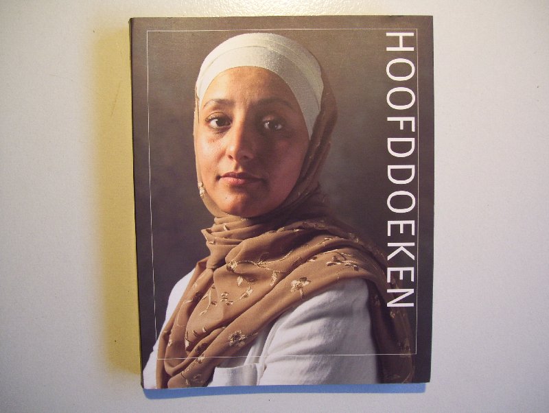 Bremen, Cindy van den / Entezami, Giti (foto`s) - Hoofddoeken - fotoboekje in ringbandje over de hoofddoek van de moslim-vrouw